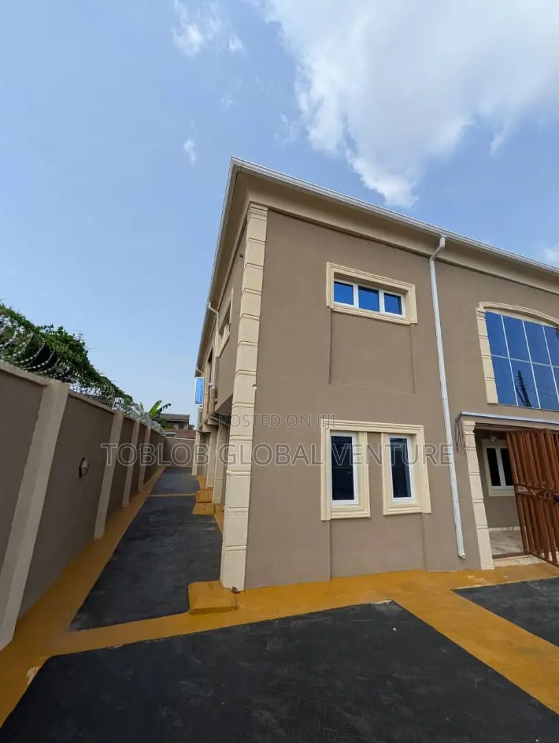 5bdrm Duplex in Oluyole for sale in Oluyole
