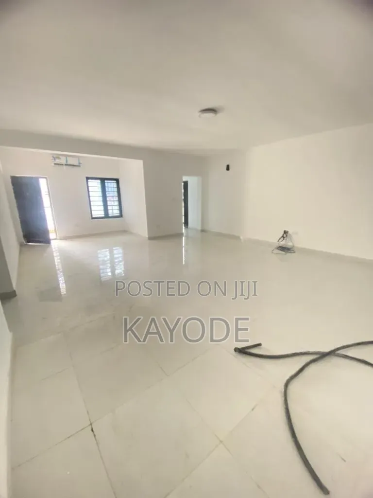 3bdrm Apartment in Greenbay Estate, Ikota for sale in Ikota