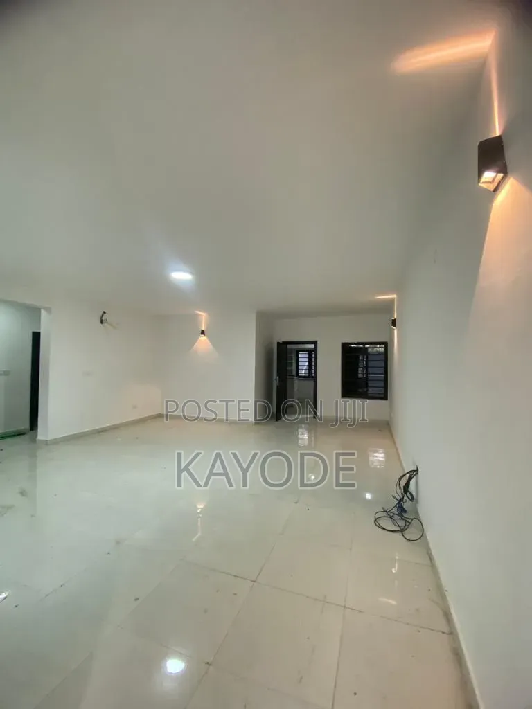 3bdrm Apartment in Greenbay Estate, Ikota for sale in Ikota