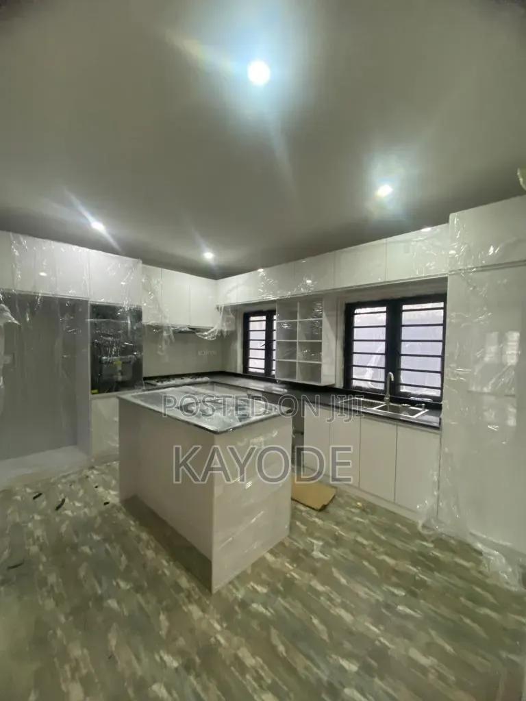 3bdrm Apartment in Greenbay Estate, Ikota for sale in Ikota