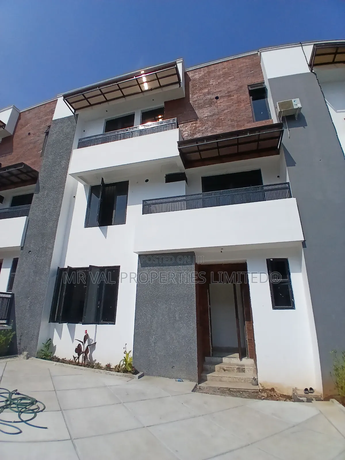 4bdrm Townhouse/Terrace In Dantata Estate, Bunkoro For Sale in Bunkoro
