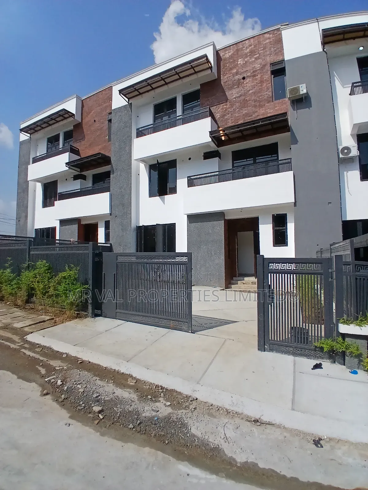 4bdrm Townhouse/Terrace In Dantata Estate, Bunkoro For Sale in Bunkoro