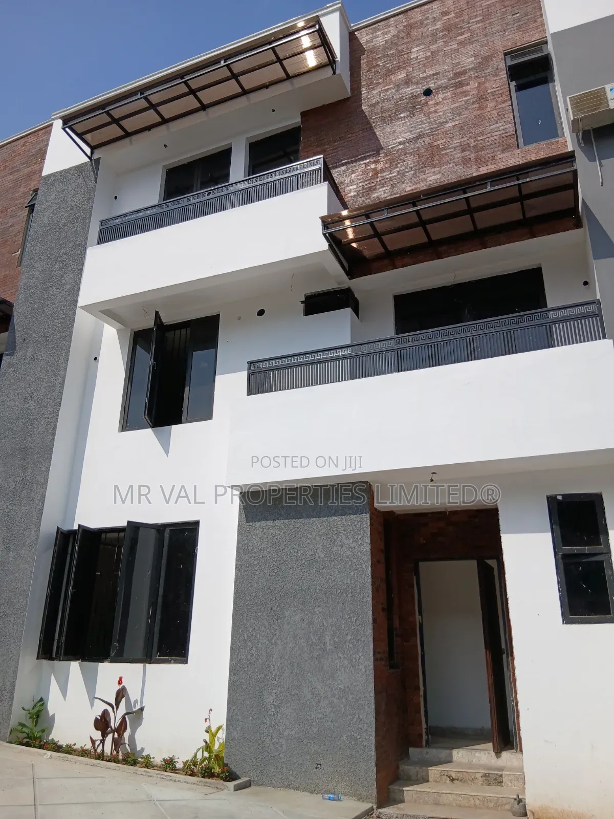 4bdrm Townhouse/Terrace In Dantata Estate, Bunkoro For Sale in Bunkoro