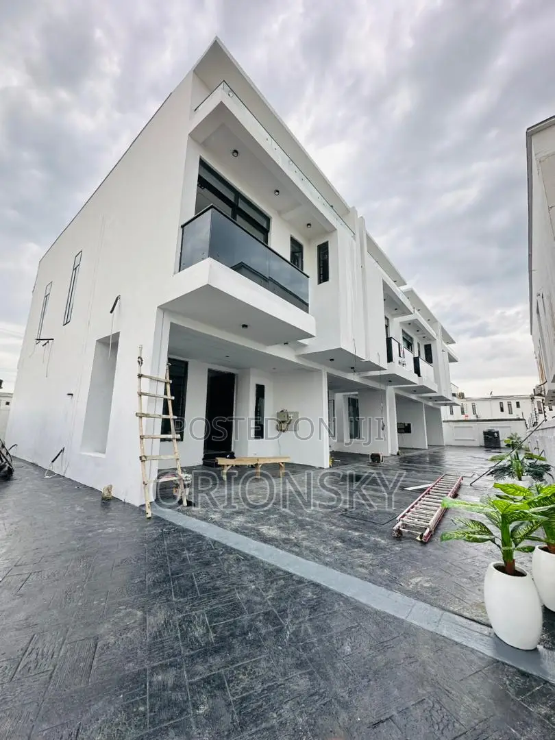 3bdrm Duplex in Ikota for sale in Ikota