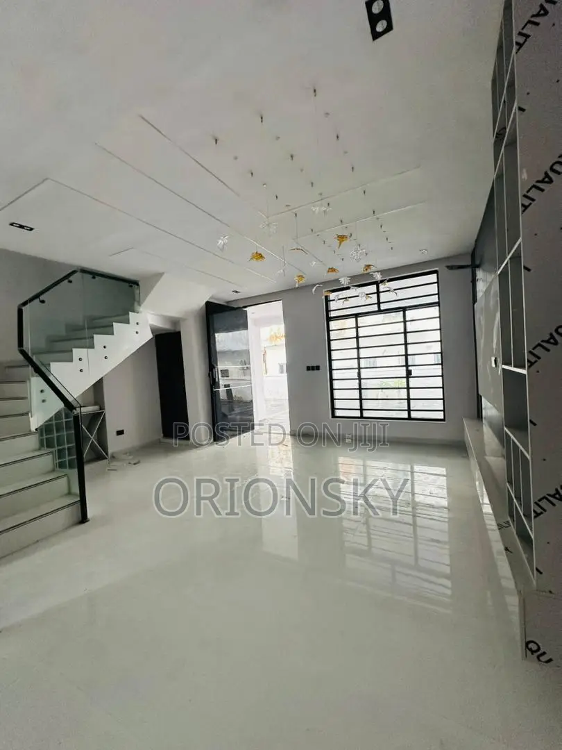 3bdrm Duplex in Ikota for sale in Ikota