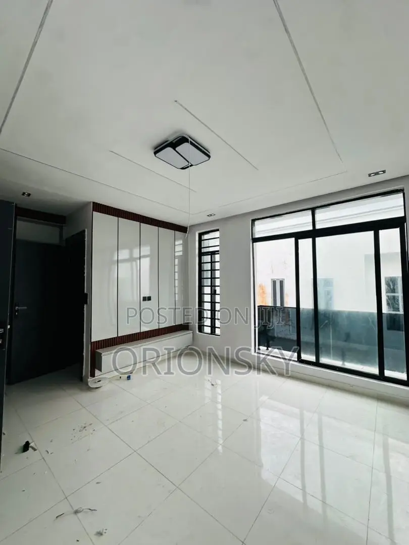 3bdrm Duplex in Ikota for sale in Ikota