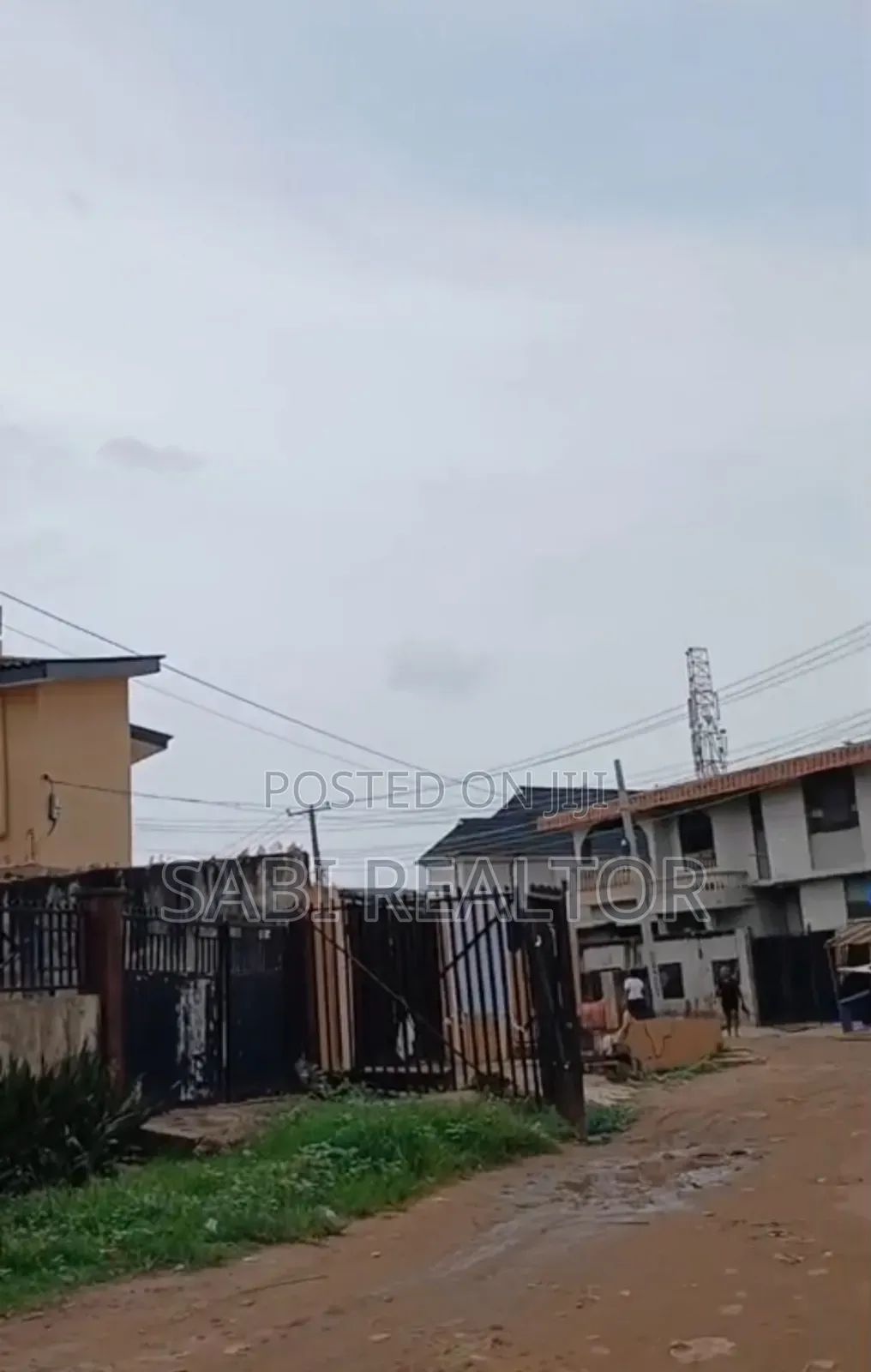 3bdrm Block of Flats in Akowonjo for sale in Akowonjo