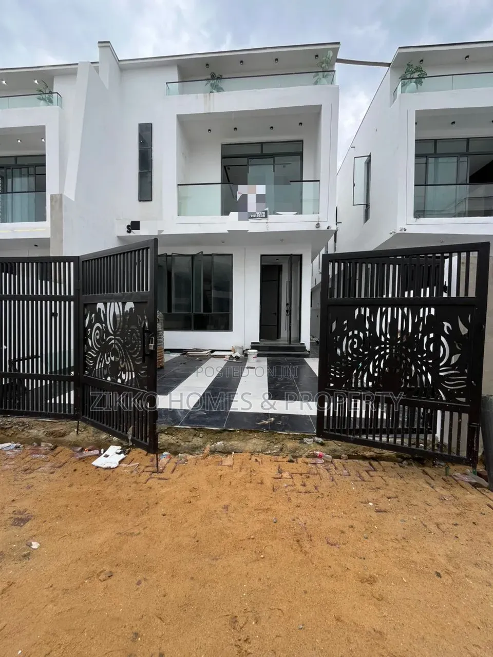 4bdrm Duplex in Chevron for sale in Chevron