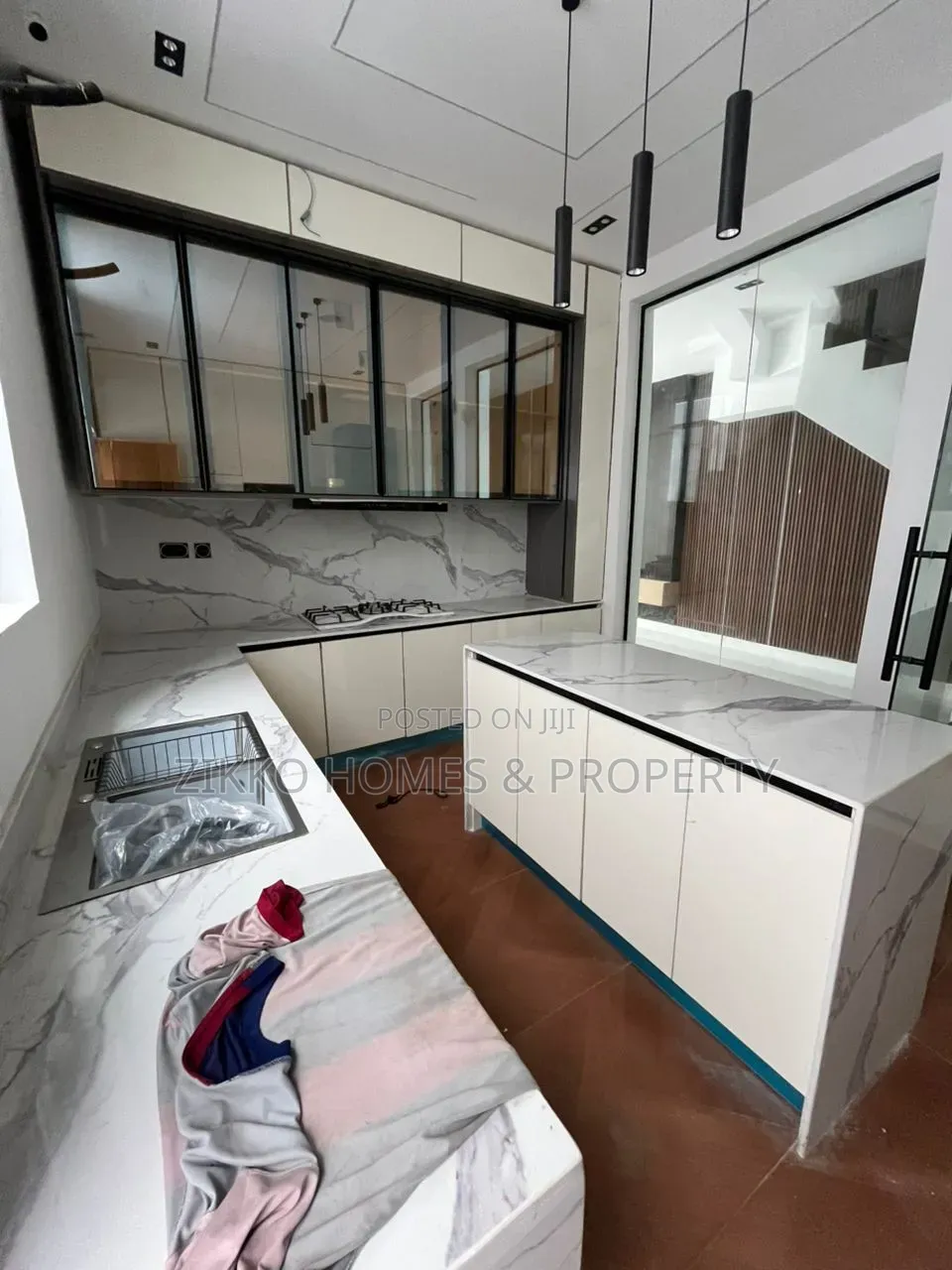 4bdrm Duplex in Chevron for sale in Chevron
