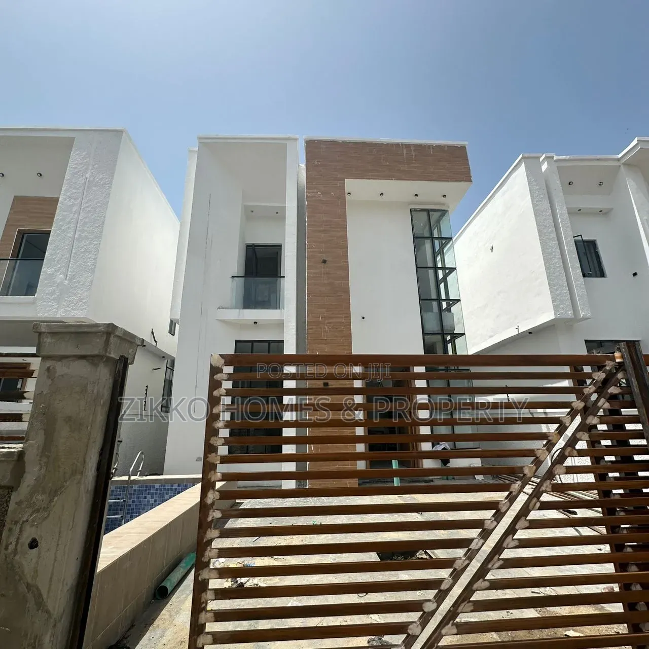 4bdrm Duplex in Cchevron Drive for sale in Chevron