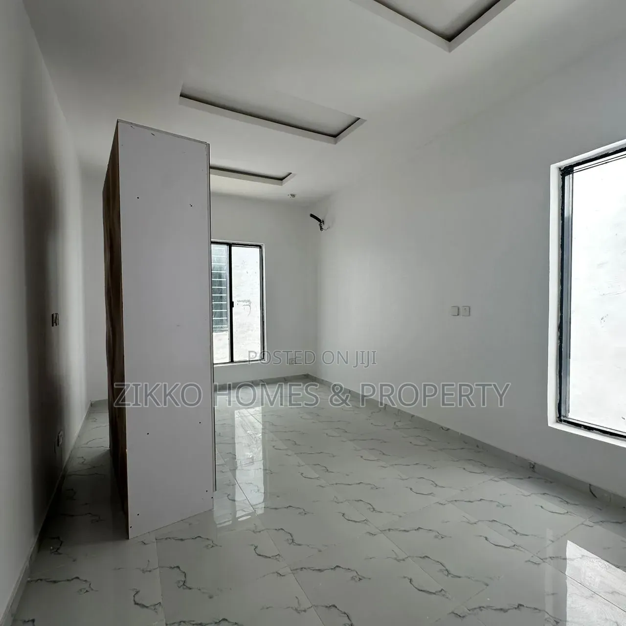 4bdrm Duplex in Cchevron Drive for sale in Chevron