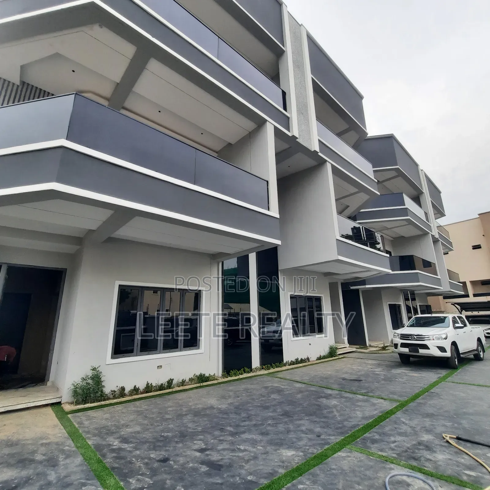 5bdrm Townhouse/Terrace in Utako for sale in Utako