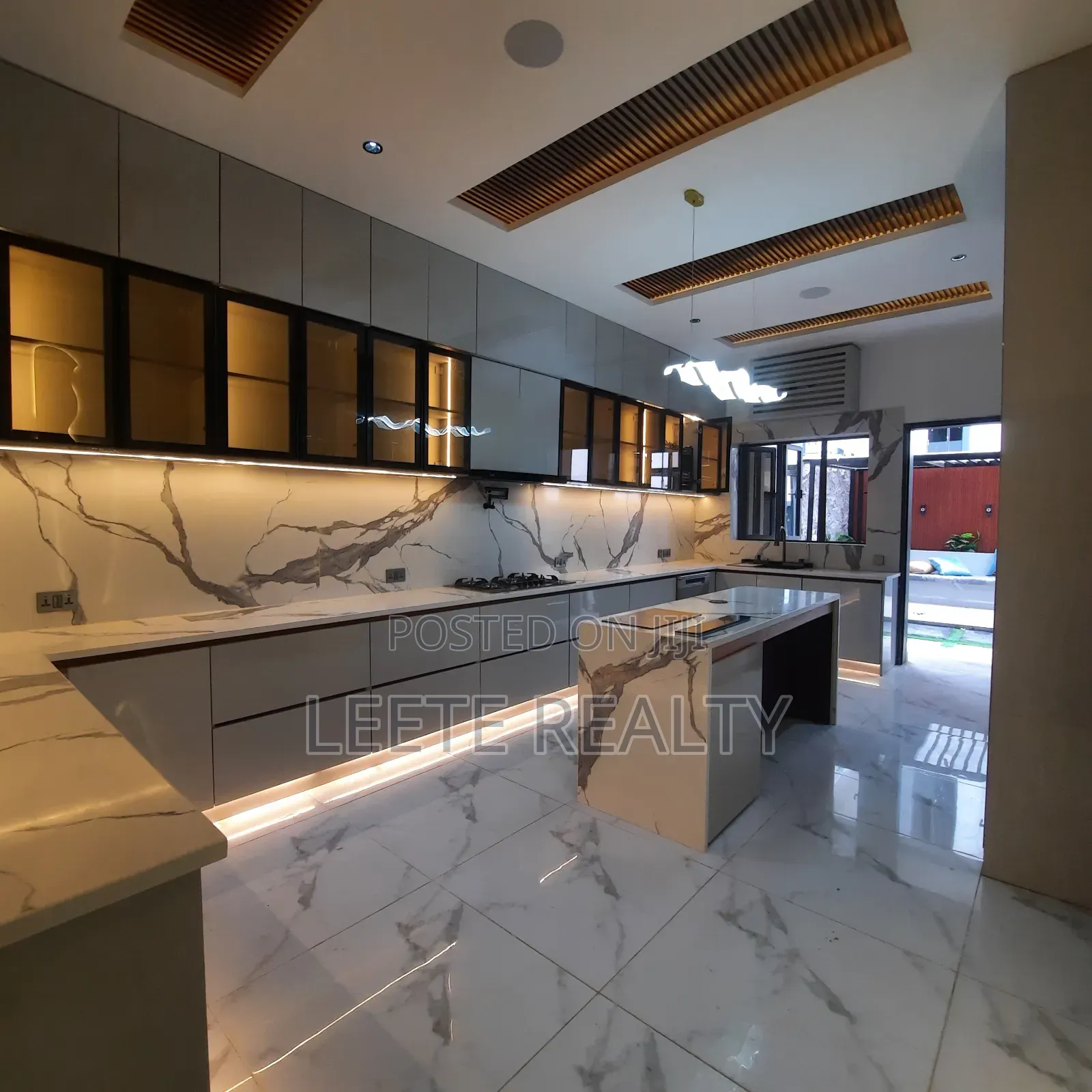5bdrm Townhouse/Terrace in Utako for sale in Utako