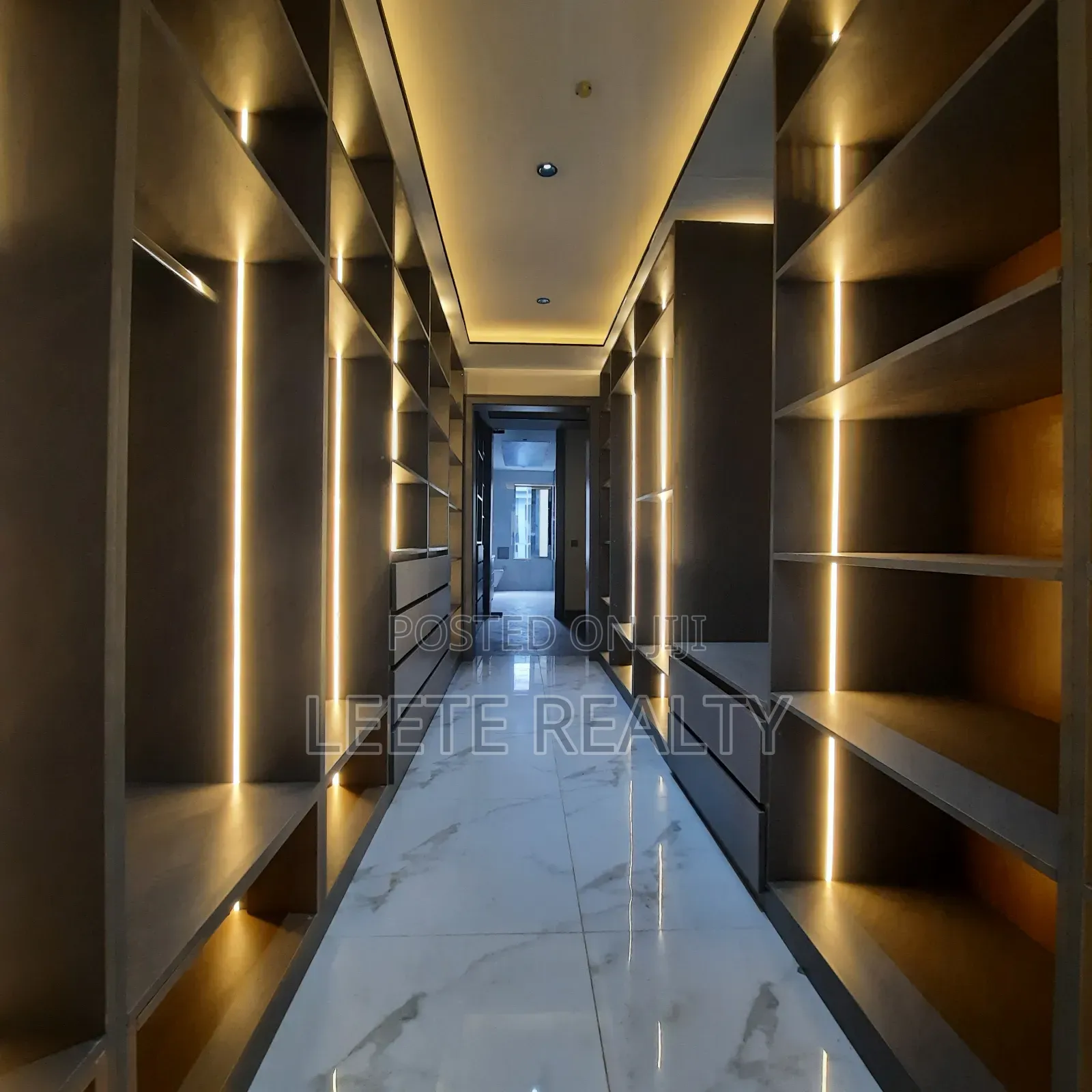 5bdrm Townhouse/Terrace in Utako for sale in Utako