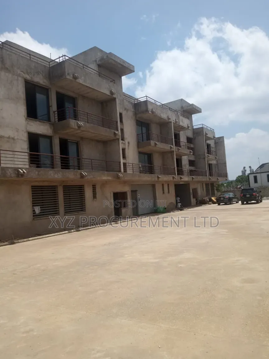 Self Compound 1,500 SQM Warehouse With Massive Outer Space in Idu Industrial