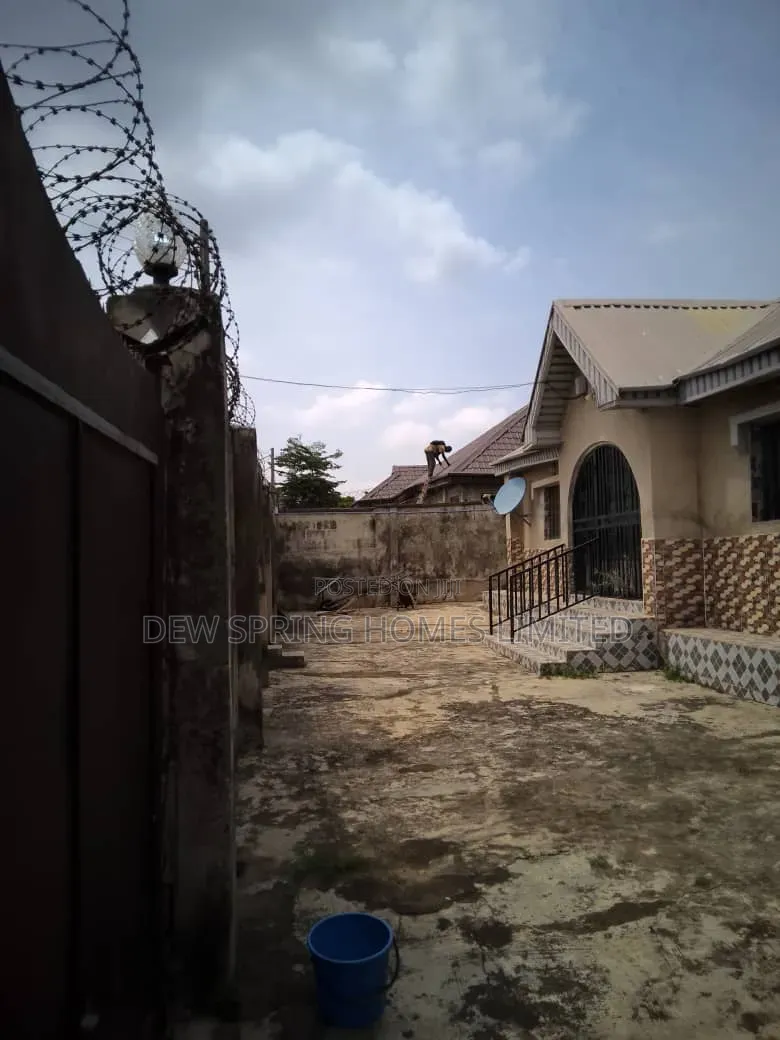 3bdrm Bungalow in Alagbado for sale in Alagbado