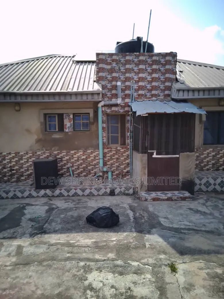 3bdrm Bungalow in Alagbado for sale in Alagbado
