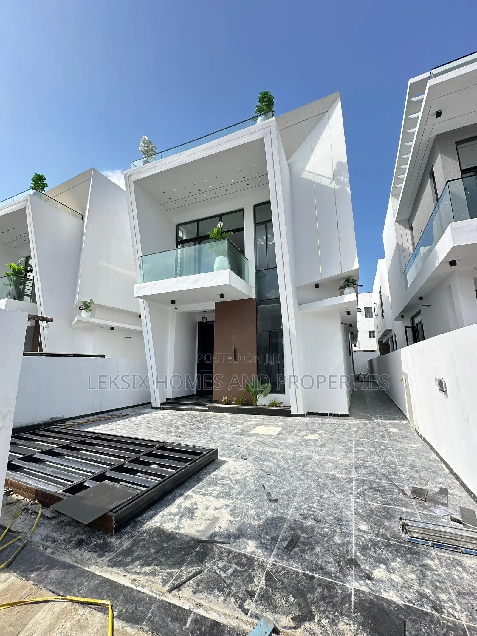 5bdrm Duplex in A Well Secured, Lekki Phase 2 for sale in Lekki Phase 2