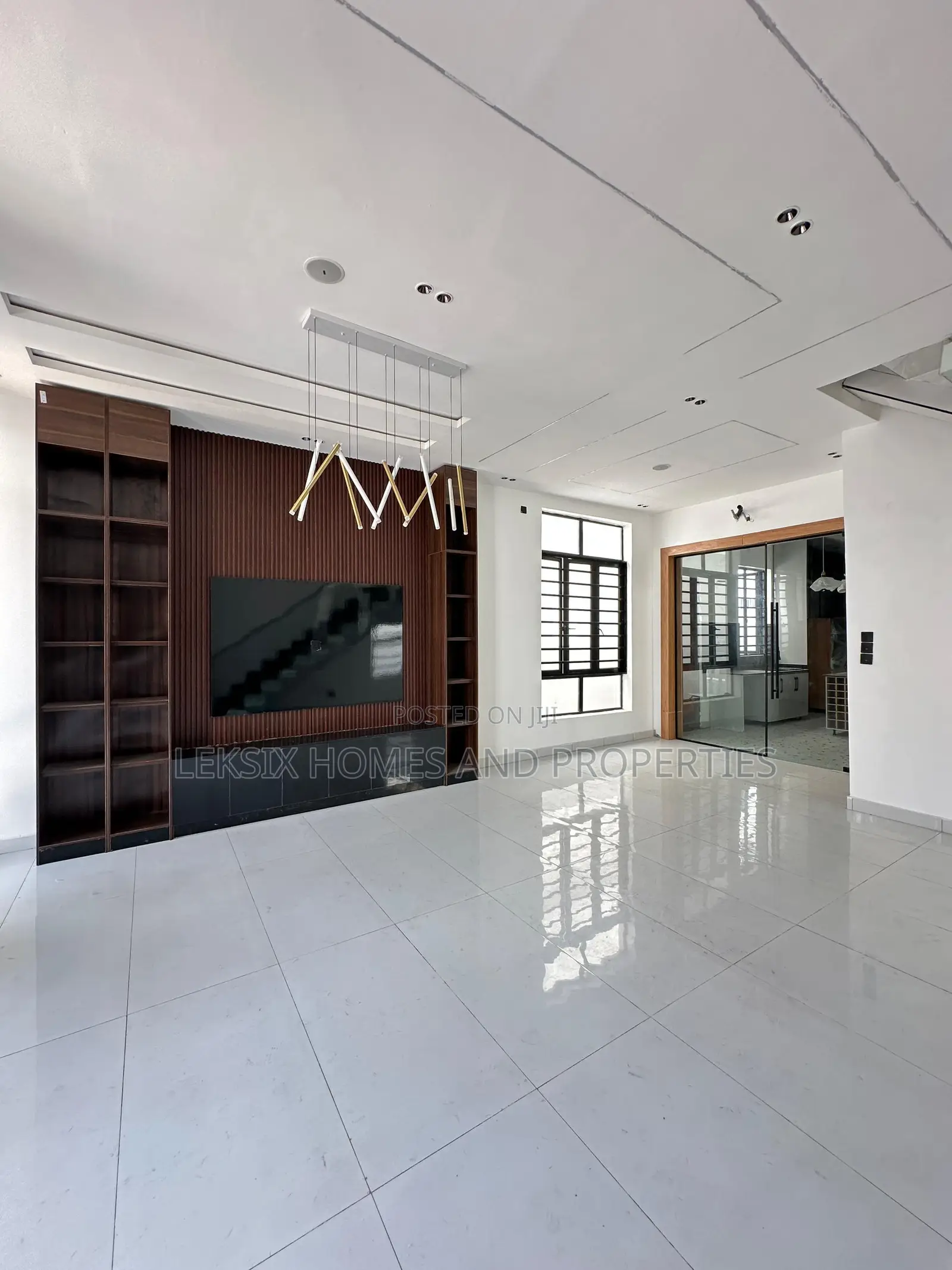 4bdrm Duplex in A Well Secured, Lekki Phase 2 for sale in Lekki Phase 2