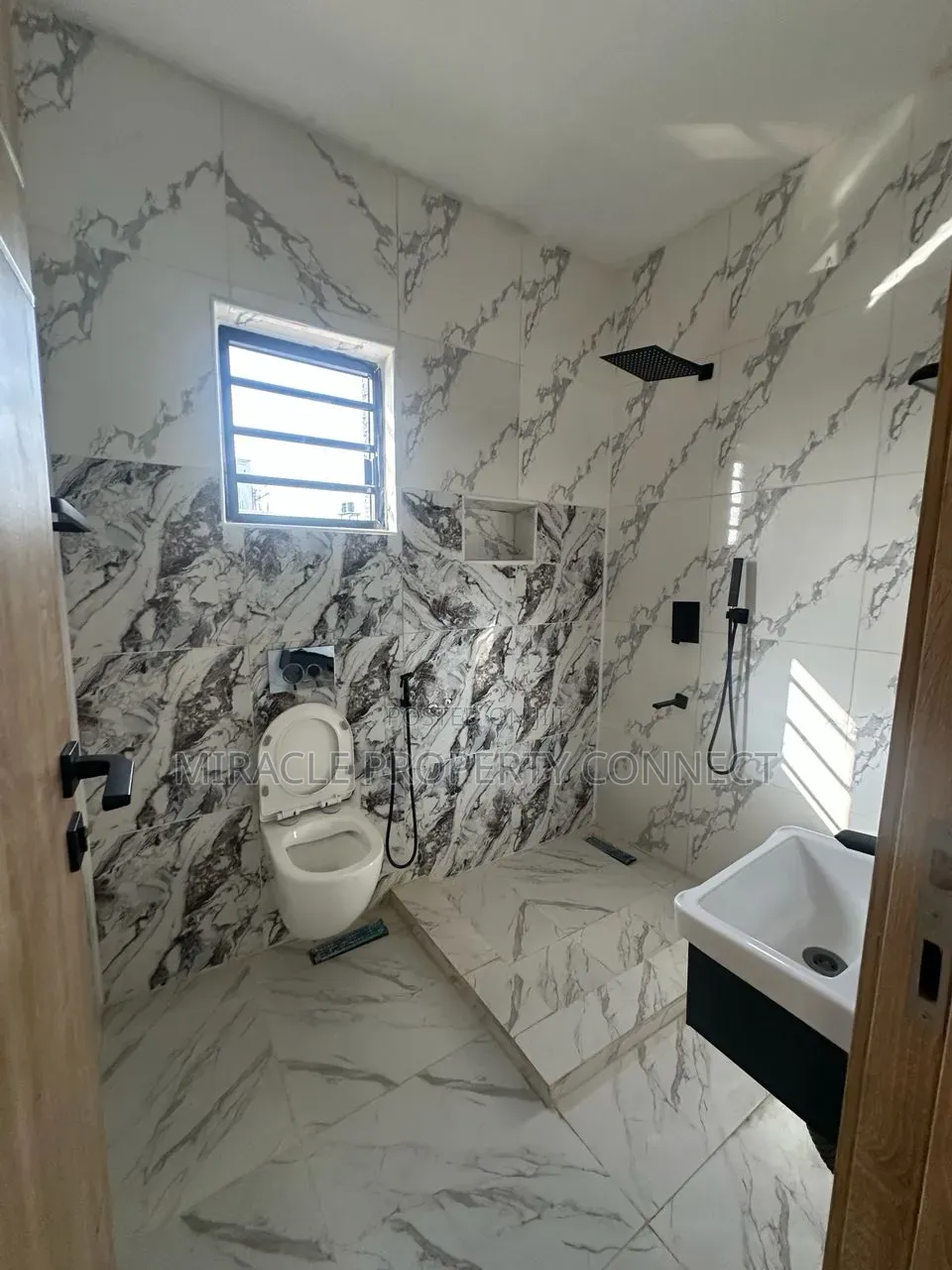 Furnished 4bdrm Duplex in Millennium, Millenuim/UPS for sale in Millenuim/UPS