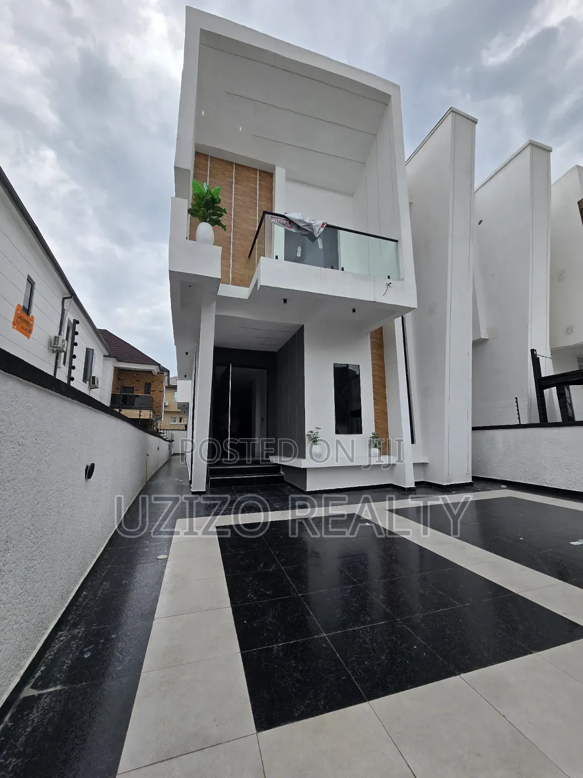 4bdrm Duplex in Thomas Estate for sale in Thomas Estate