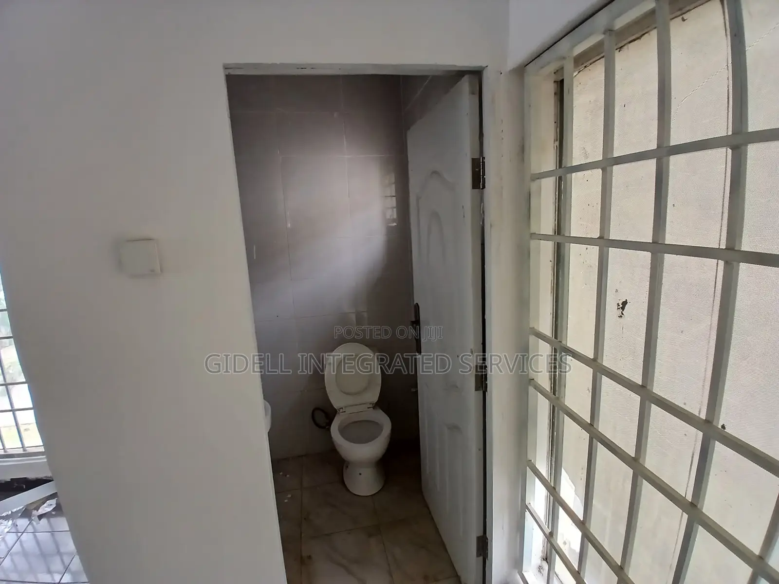 60sqm Shop / Office Space on the First Floor in Area 11