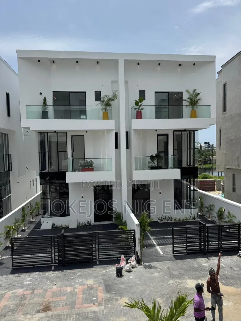 4bdrm Duplex in Orchid Road, Lafiaji for sale in Lafiaji