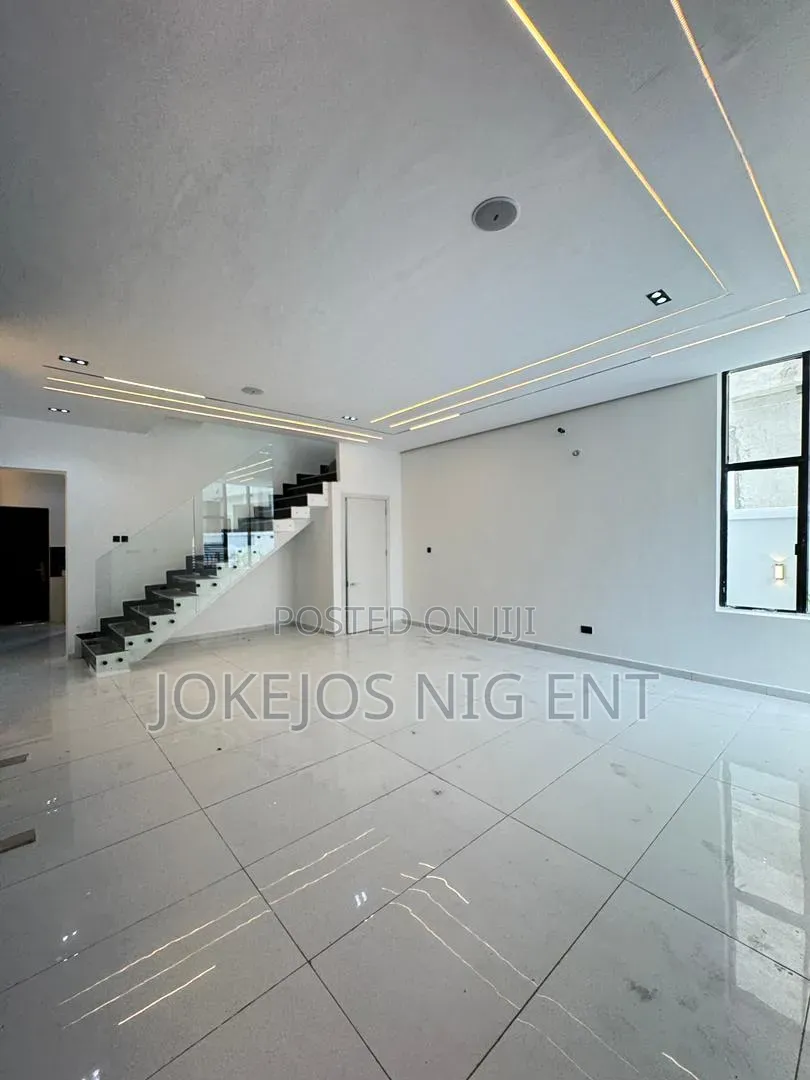 4bdrm Duplex in Orchid Road, Lafiaji for sale in Lafiaji