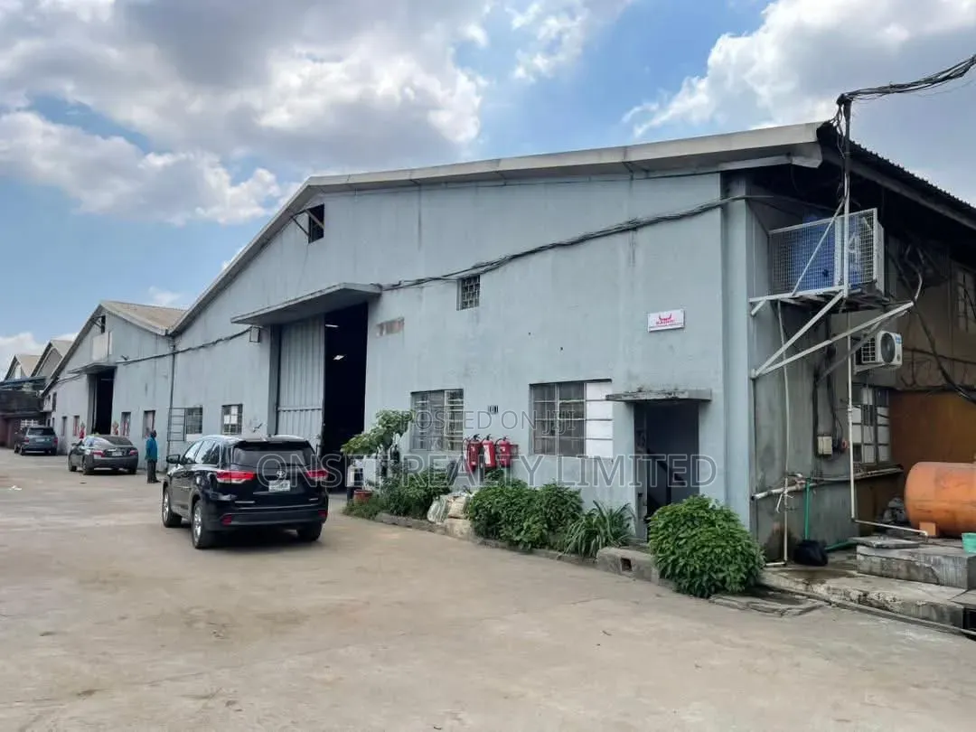 2bay Warehouse in Mushin in CHallenge / Mushin