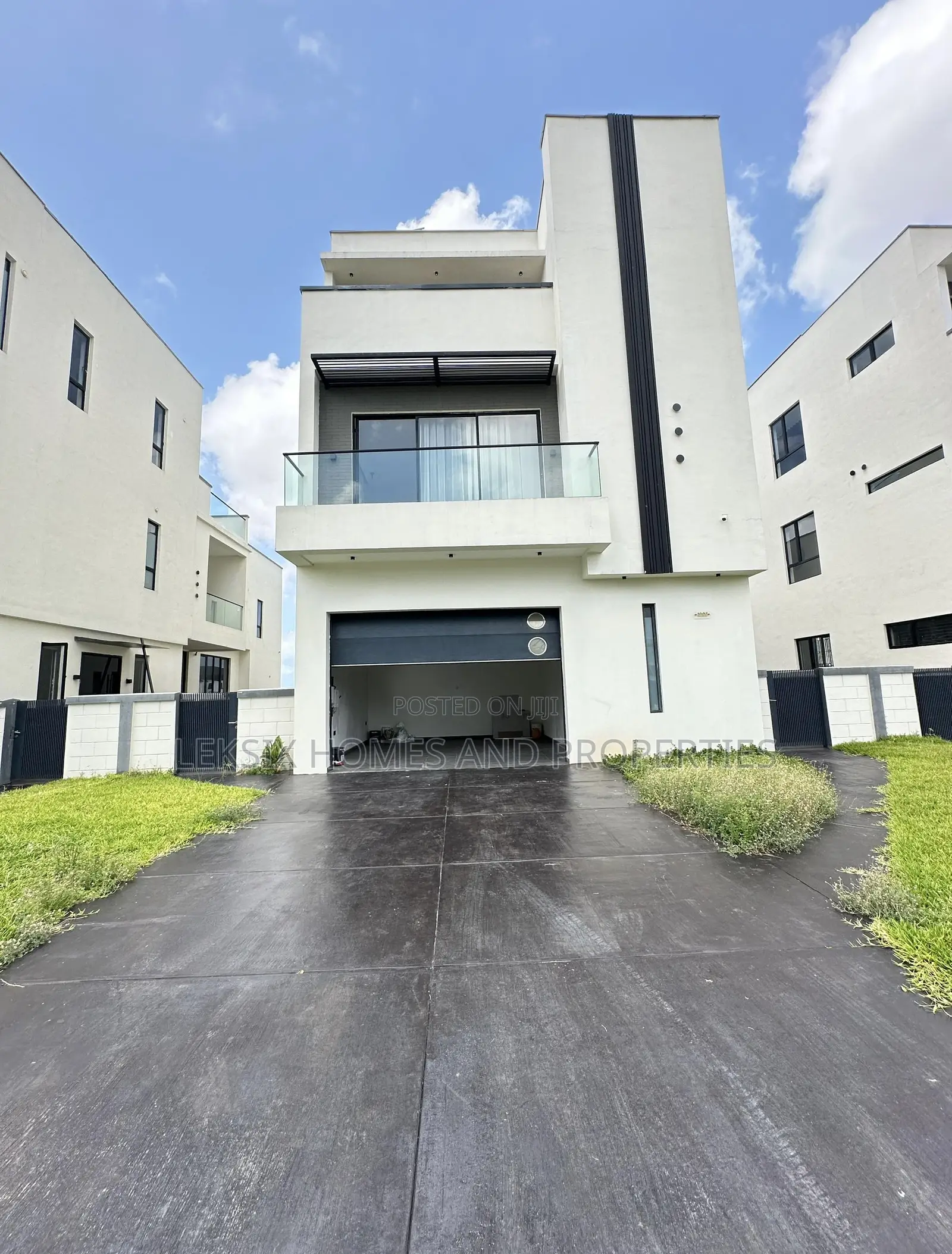 5bdrm Duplex in A Well Secured, Lekki Phase 2 for sale in Lekki Phase 2