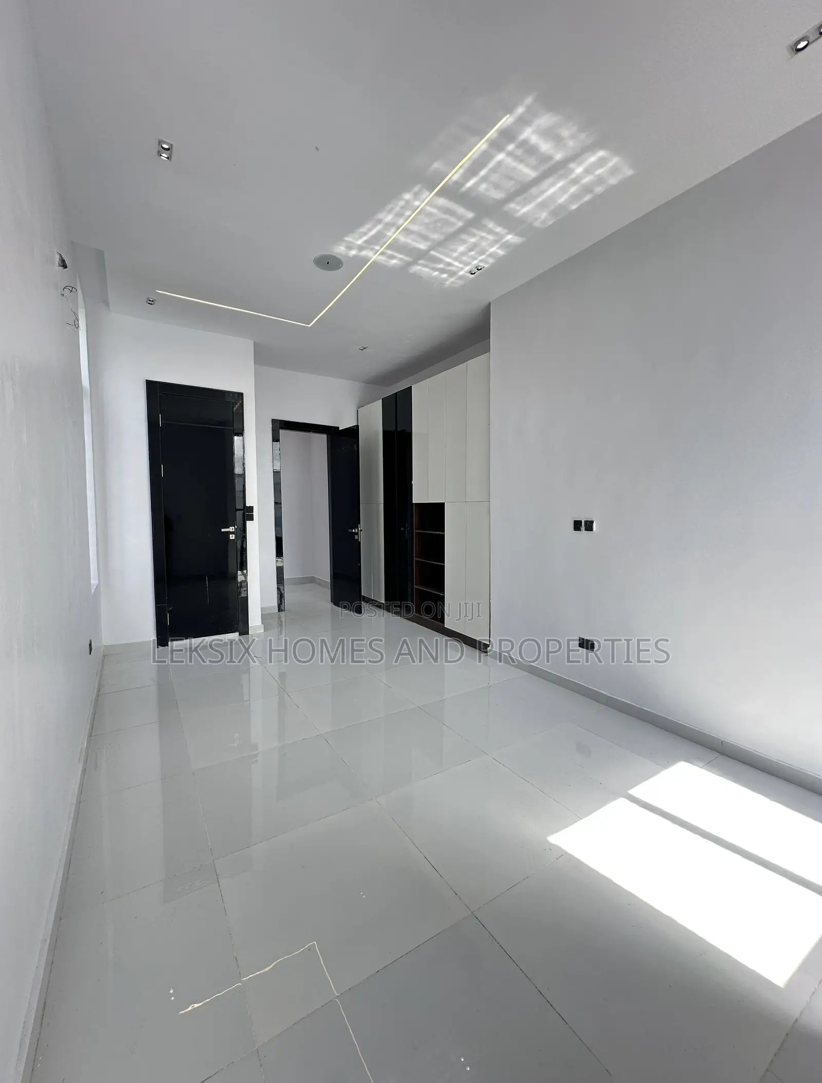 5bdrm Duplex in A Well Secured, Lekki Phase 2 for sale in Lekki Phase 2