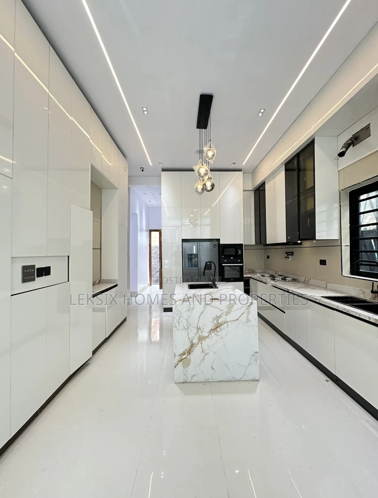 5bdrm Duplex in A Well Secured, Lekki Phase 2 for sale in Lekki Phase 2