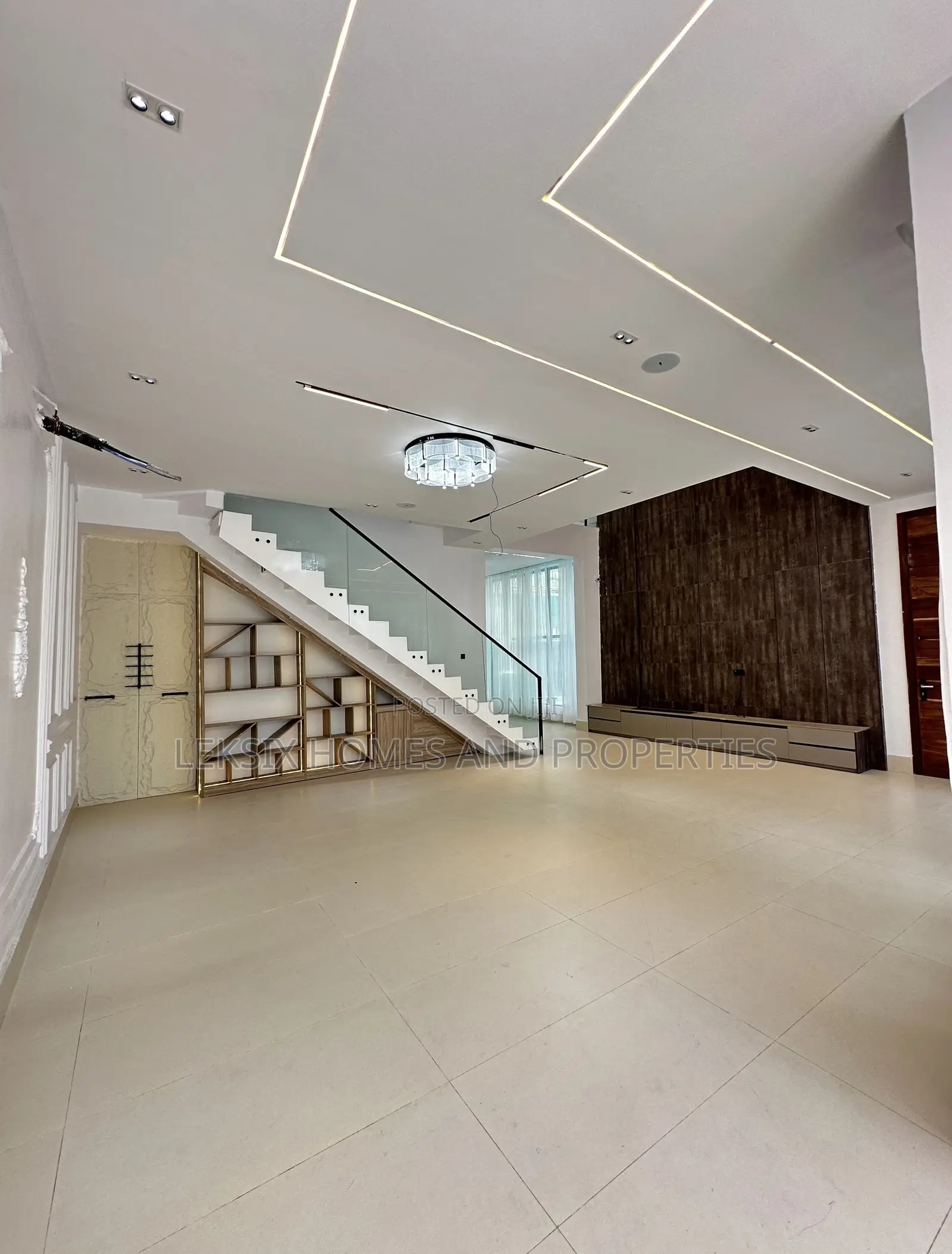 5bdrm Duplex in A Well Secured, Lekki Phase 2 for sale in Lekki Phase 2