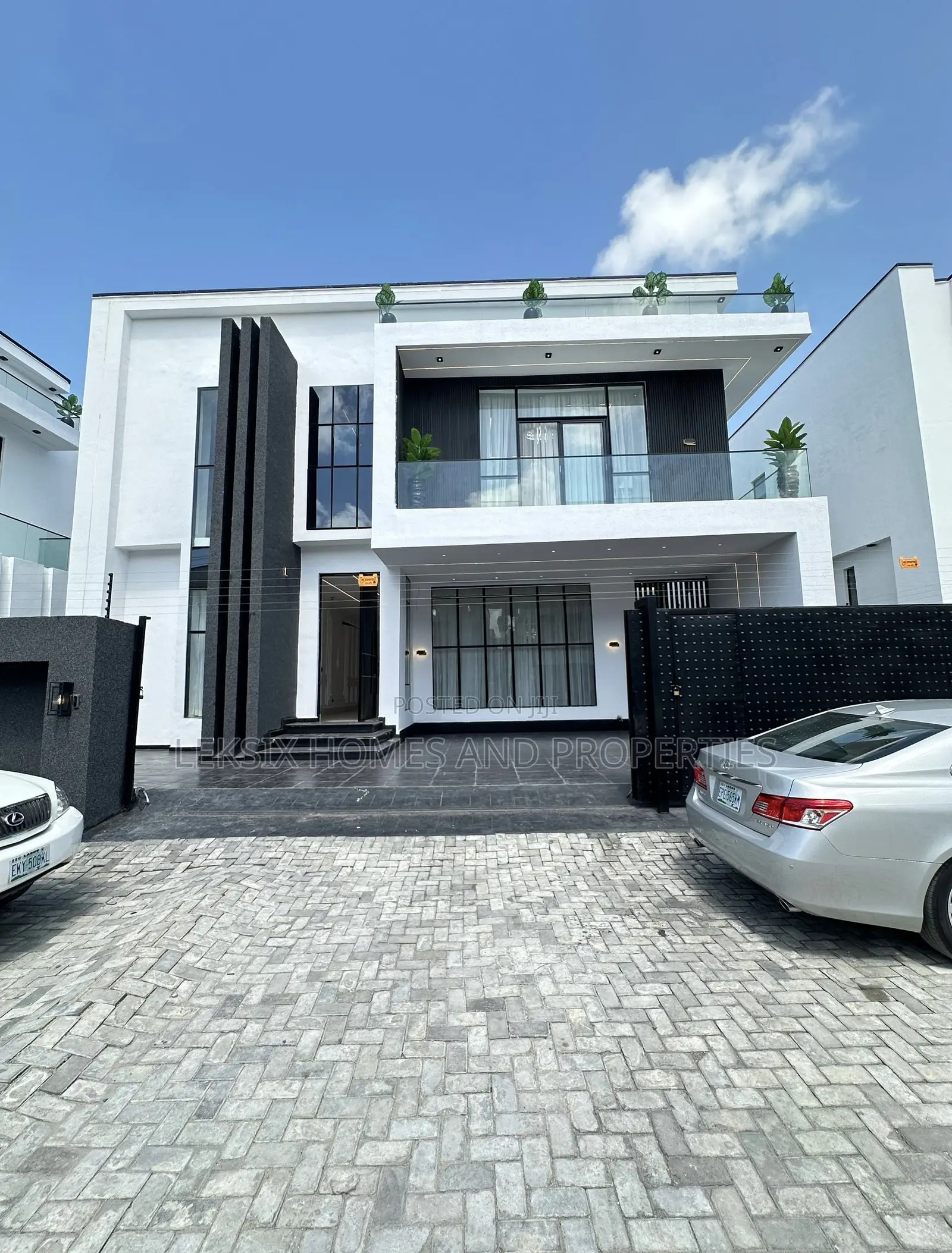 5bdrm Duplex in A Well Secured, Lekki Phase 2 for sale in Lekki Phase 2