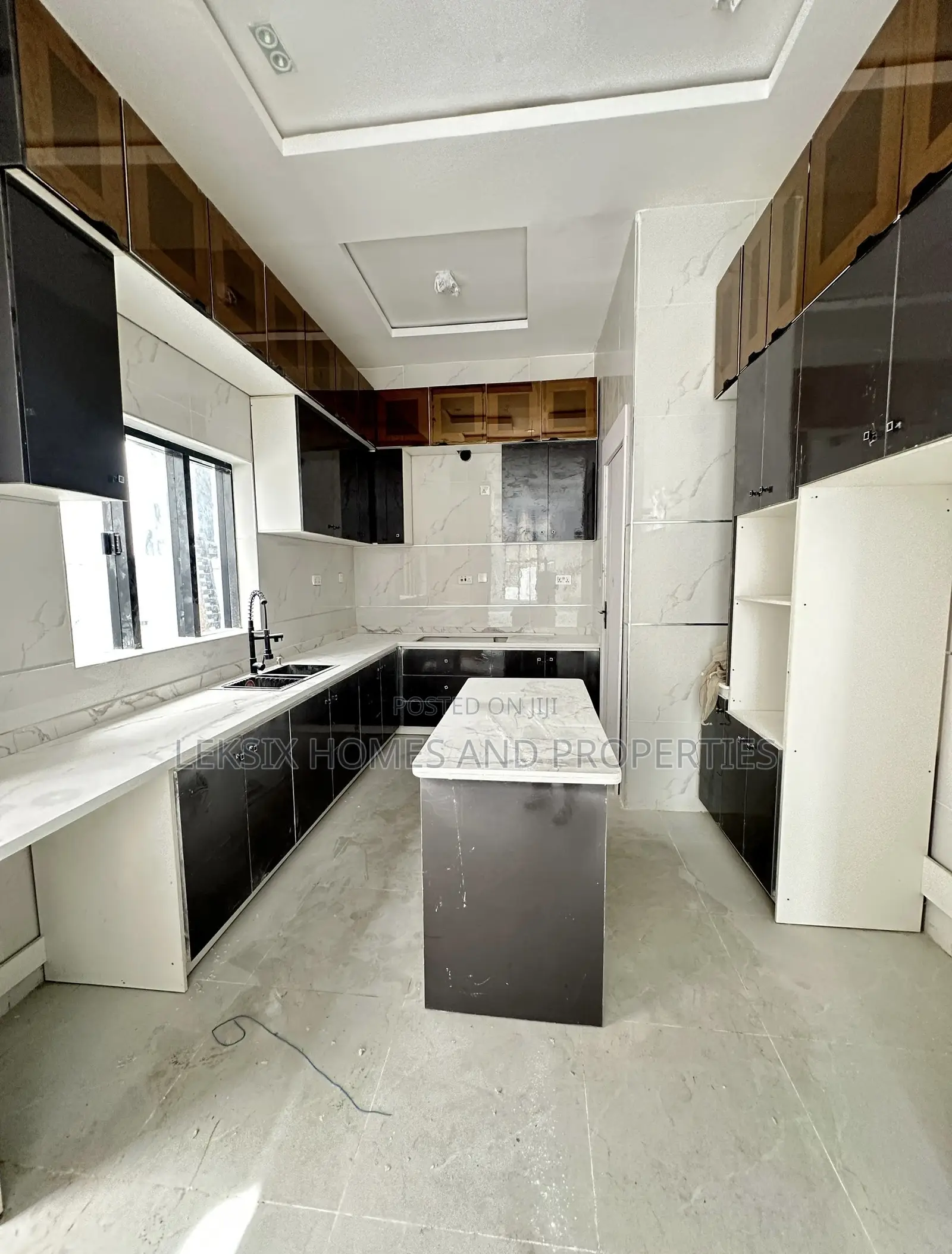 4bdrm Duplex in A Well Secured, Chevron for sale in Chevron