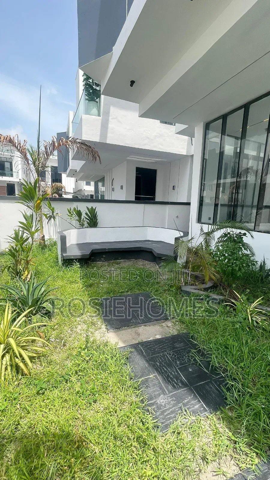 5bdrm Duplex in Chevron for sale in Chevron