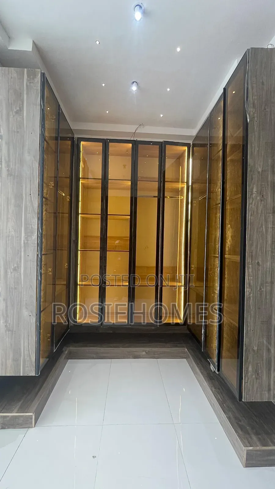 5bdrm Duplex in Chevron for sale in Chevron