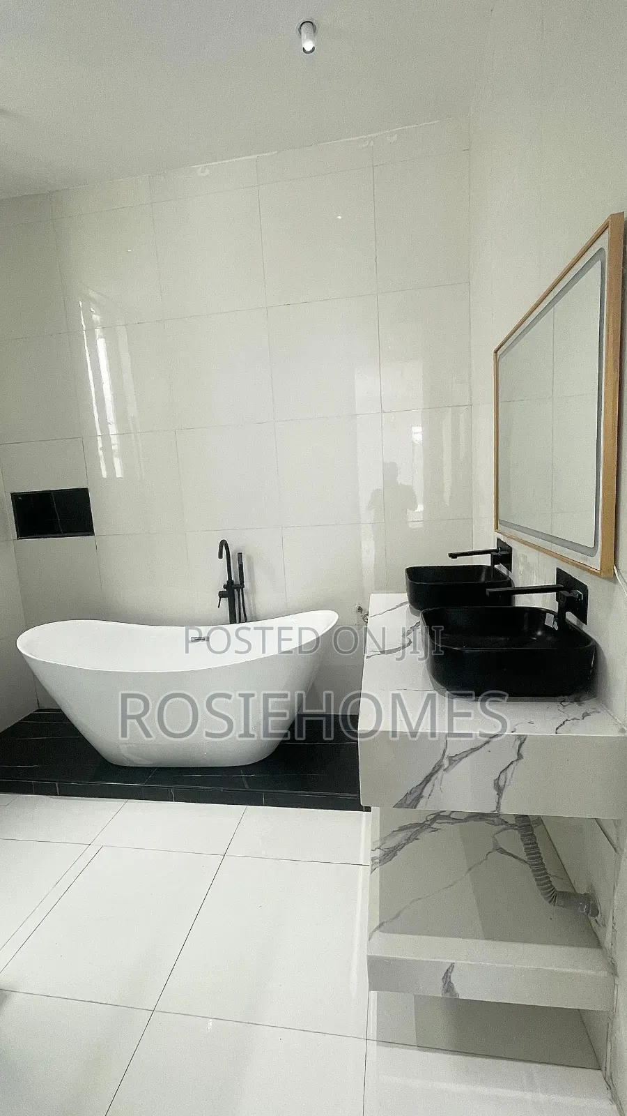 5bdrm Duplex in Chevron for sale in Chevron