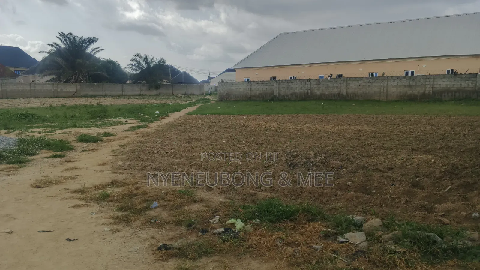 Estate 1000sqm. Land For in Karu