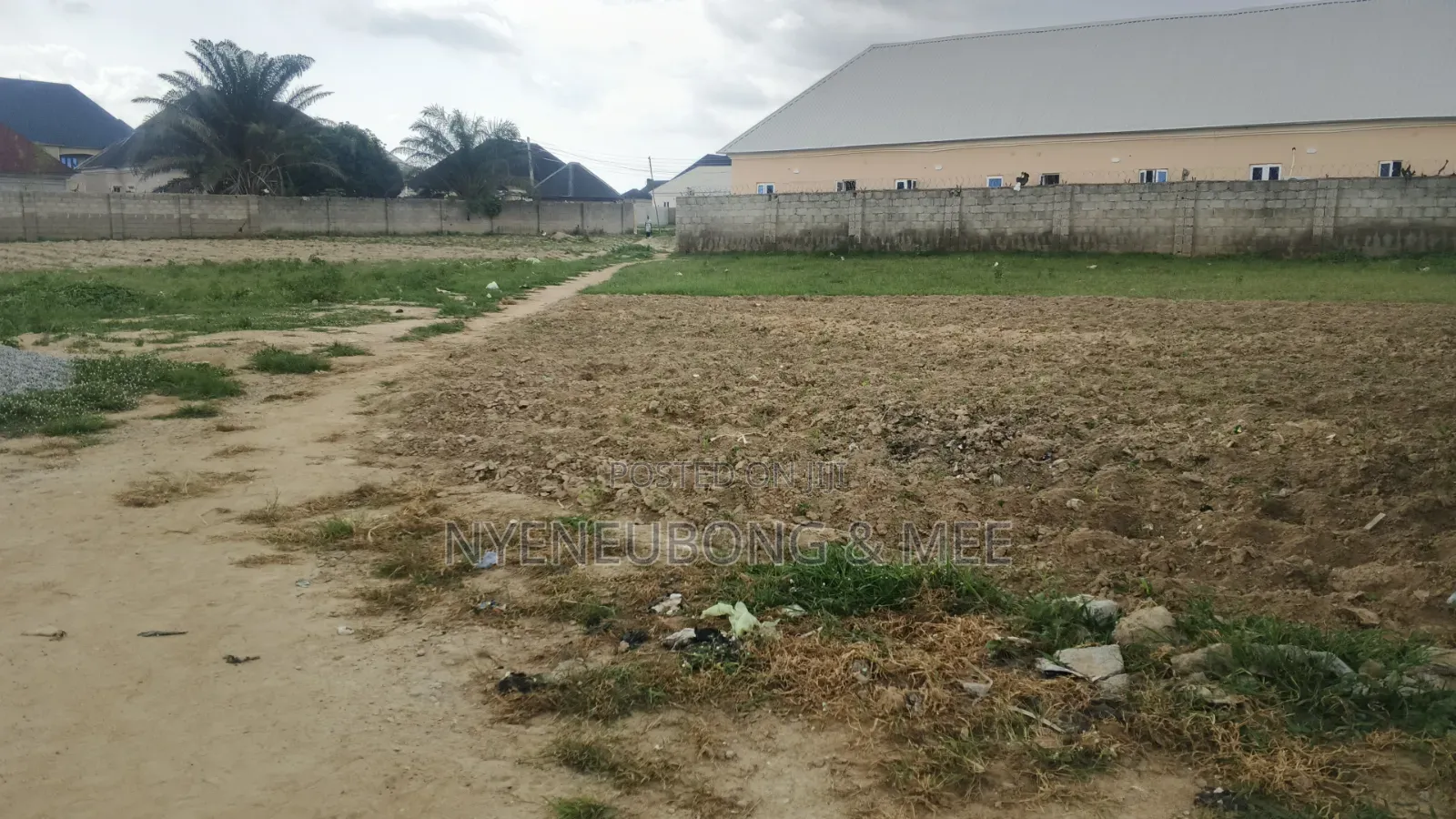 Estate 1000sqm. Land For in Karu