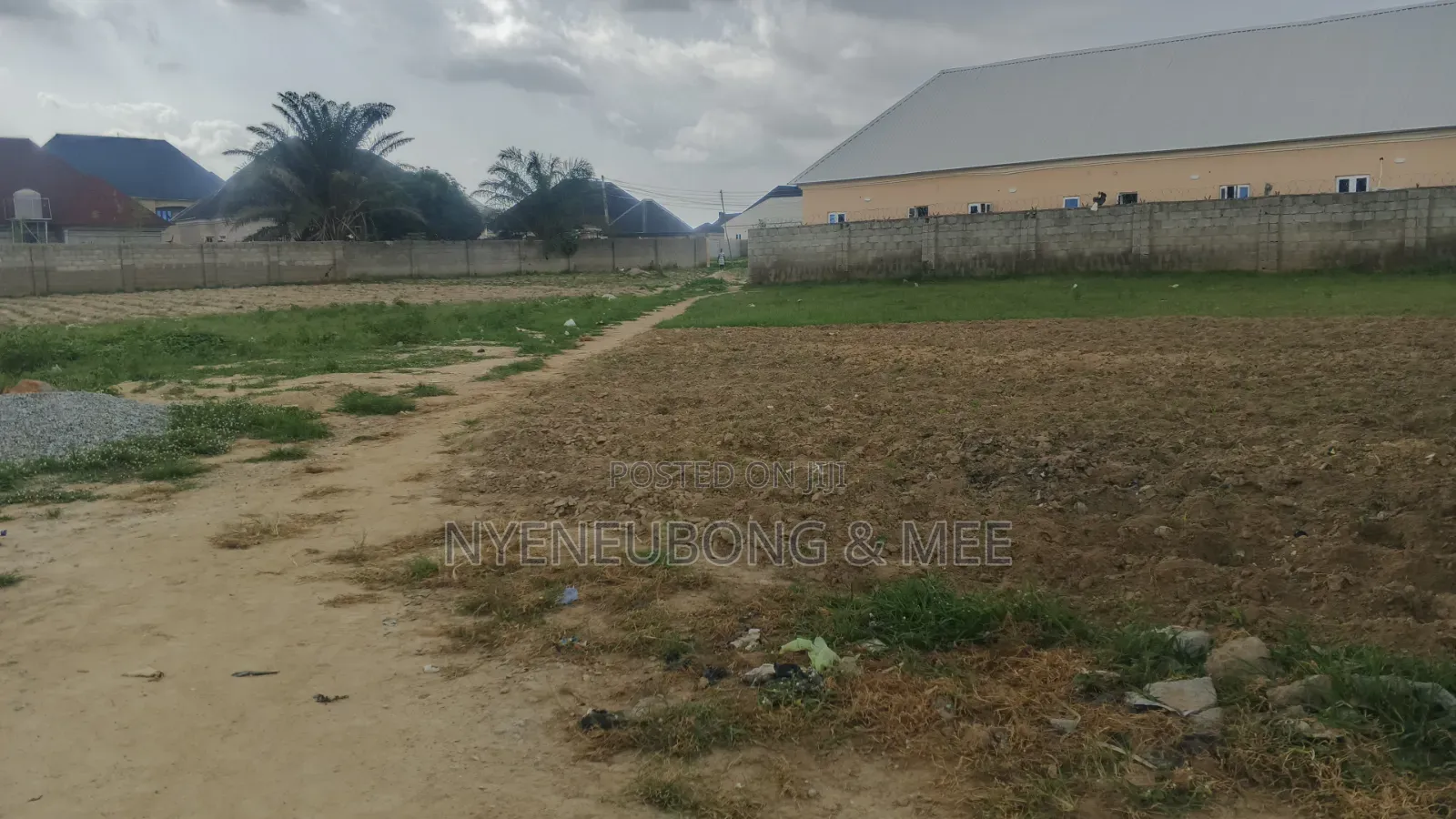 Estate 1000sqm. Land For in Karu