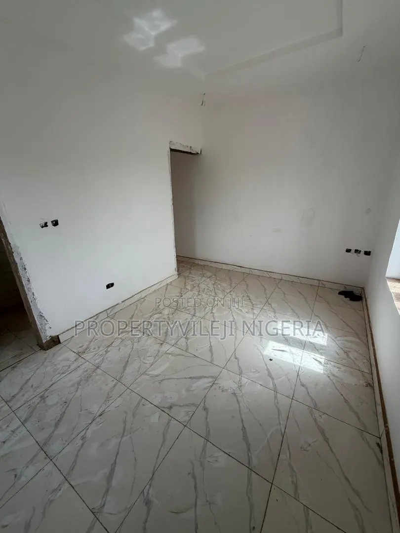 5bdrm Duplex in Kaura for sale in Kaura
