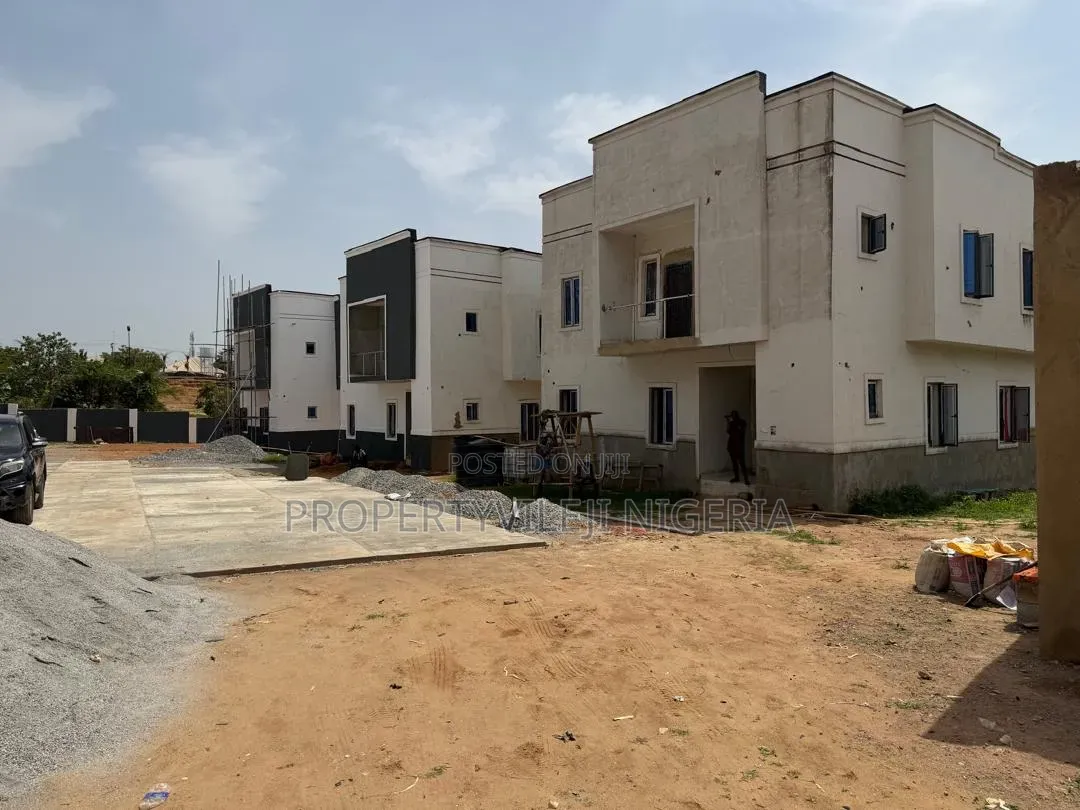 5bdrm Duplex in Kaura for sale in Kaura