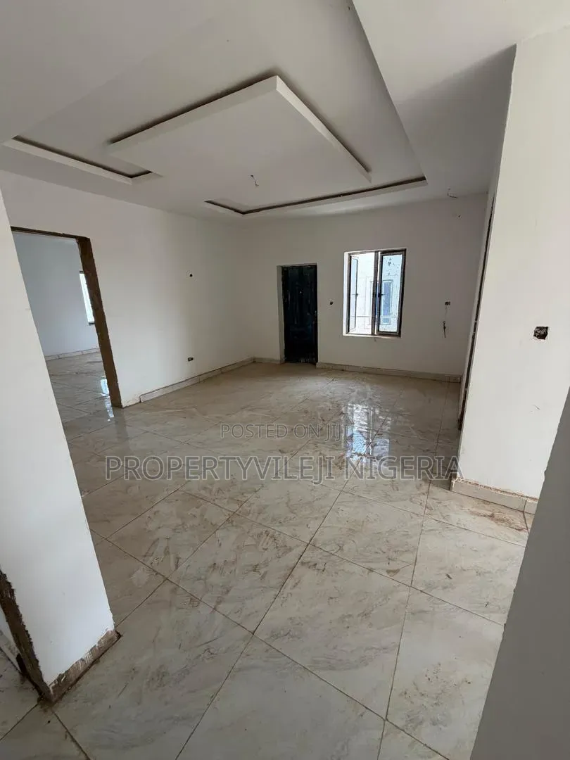 5bdrm Duplex in Kaura for sale in Kaura