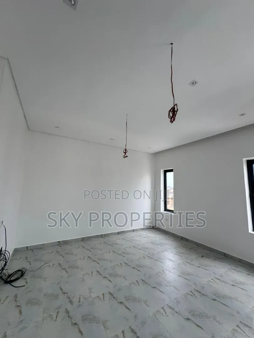 4bdrm Duplex in Admiralty, Lekki Phase 1 for sale in Lekki Phase 1