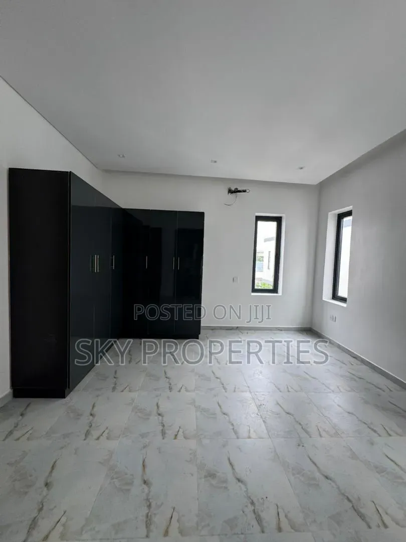4bdrm Duplex in Admiralty, Lekki Phase 1 for sale in Lekki Phase 1