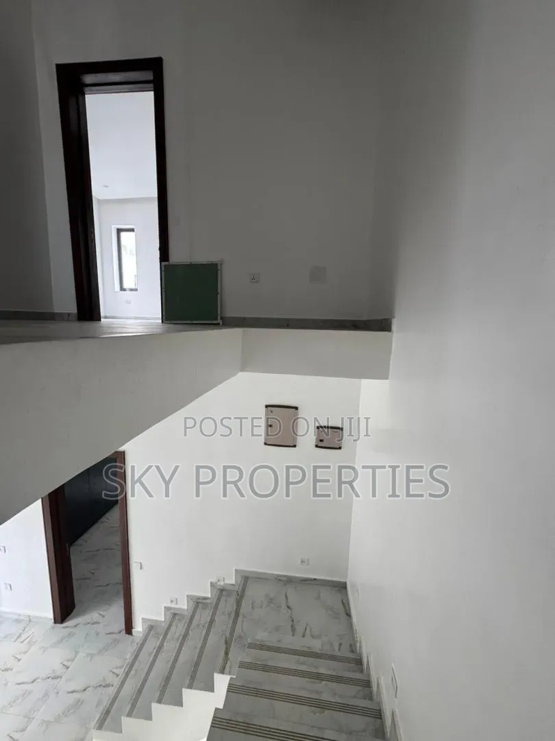4bdrm Duplex in Admiralty, Lekki Phase 1 for sale in Lekki Phase 1