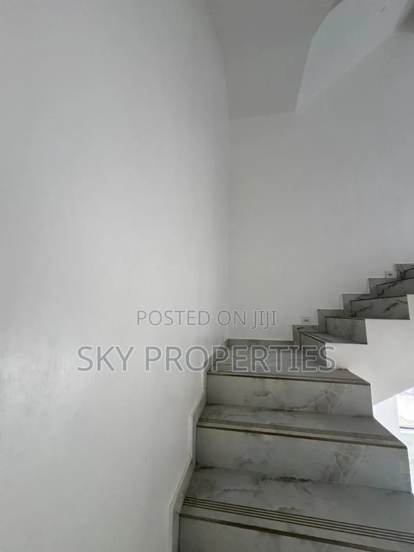 4bdrm Duplex in Admiralty, Lekki Phase 1 for sale in Lekki Phase 1