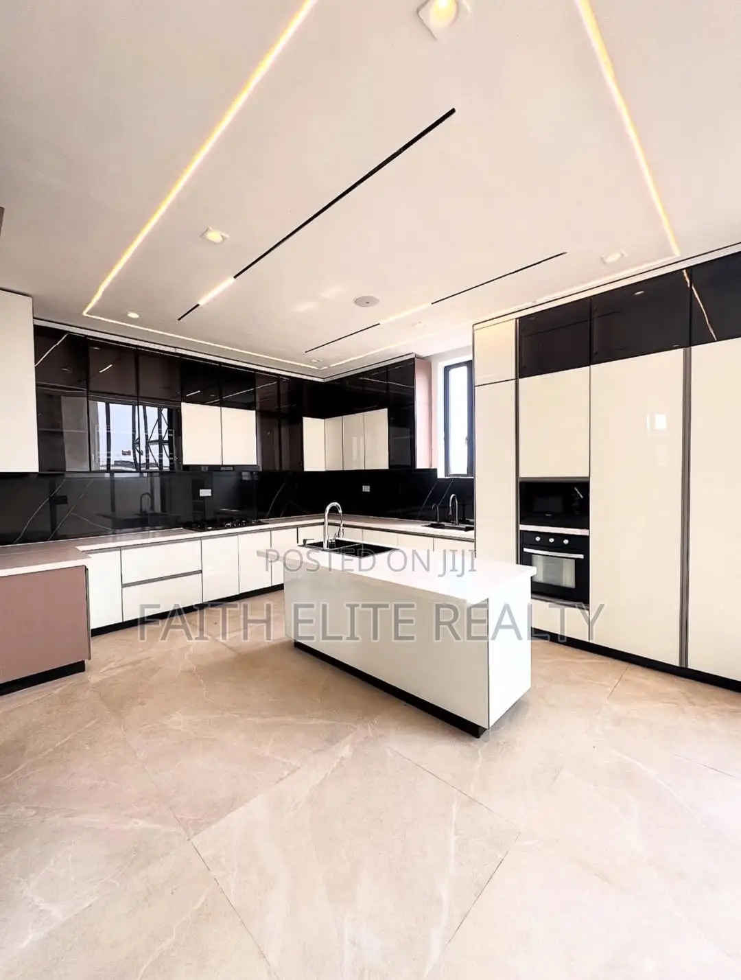 5bdrm Duplex in Lekki Phase 1 for sale in Lekki Phase 1