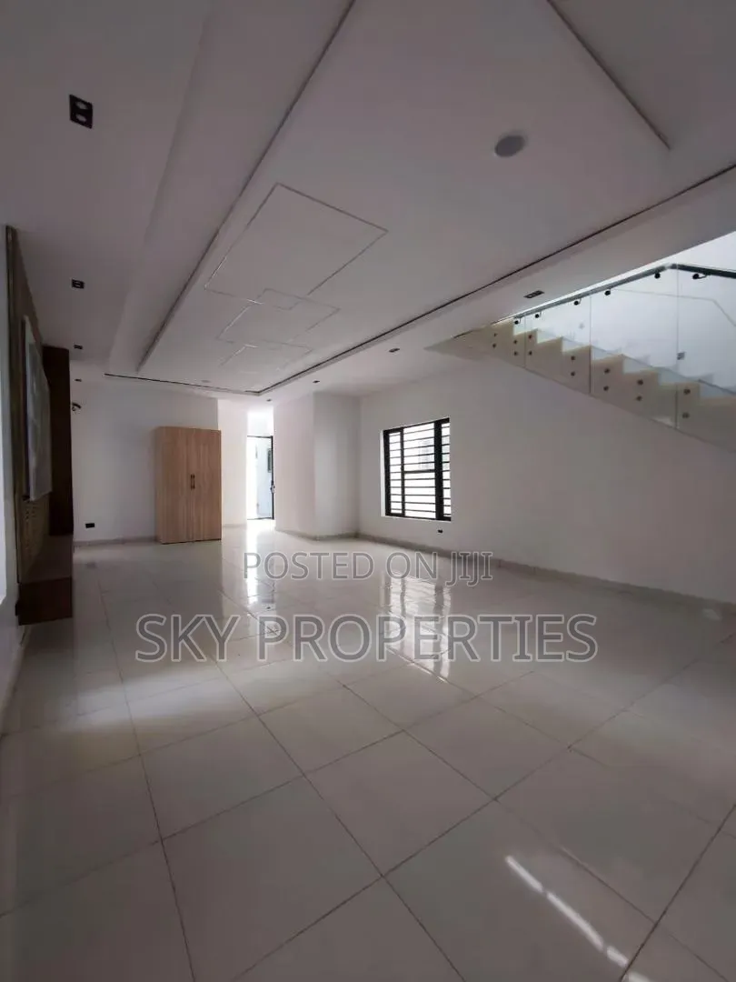 5bdrm Duplex in Vgc, Ikota for sale in Ikota